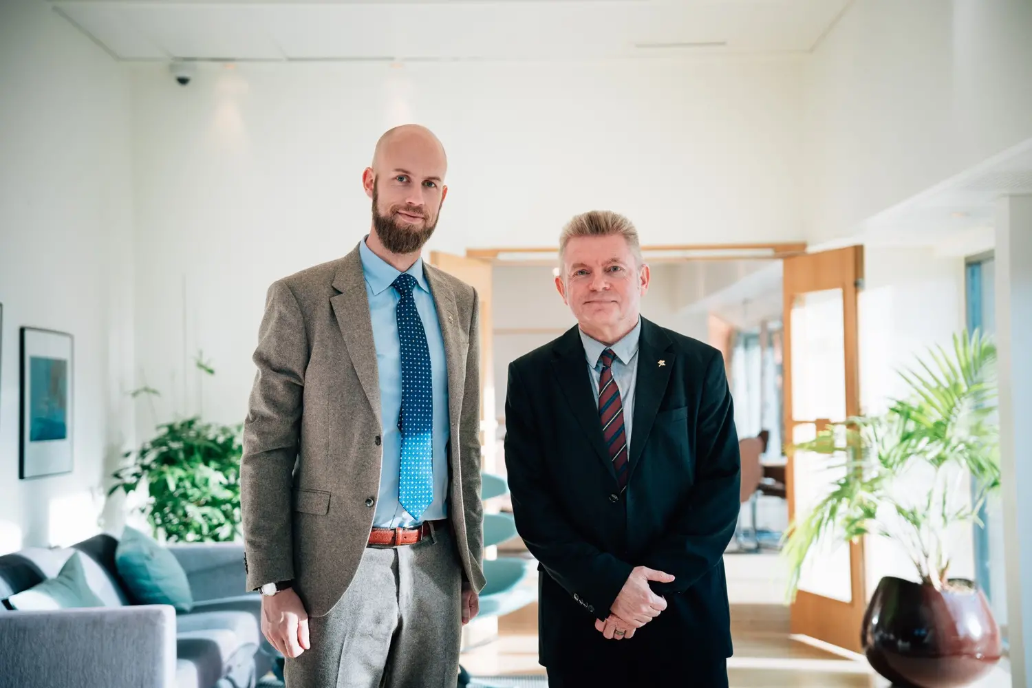 Carl-Oskar Bohlin, civilförsvarsminister, står tillsammans med Magnus Hjort, generaldirektör.
