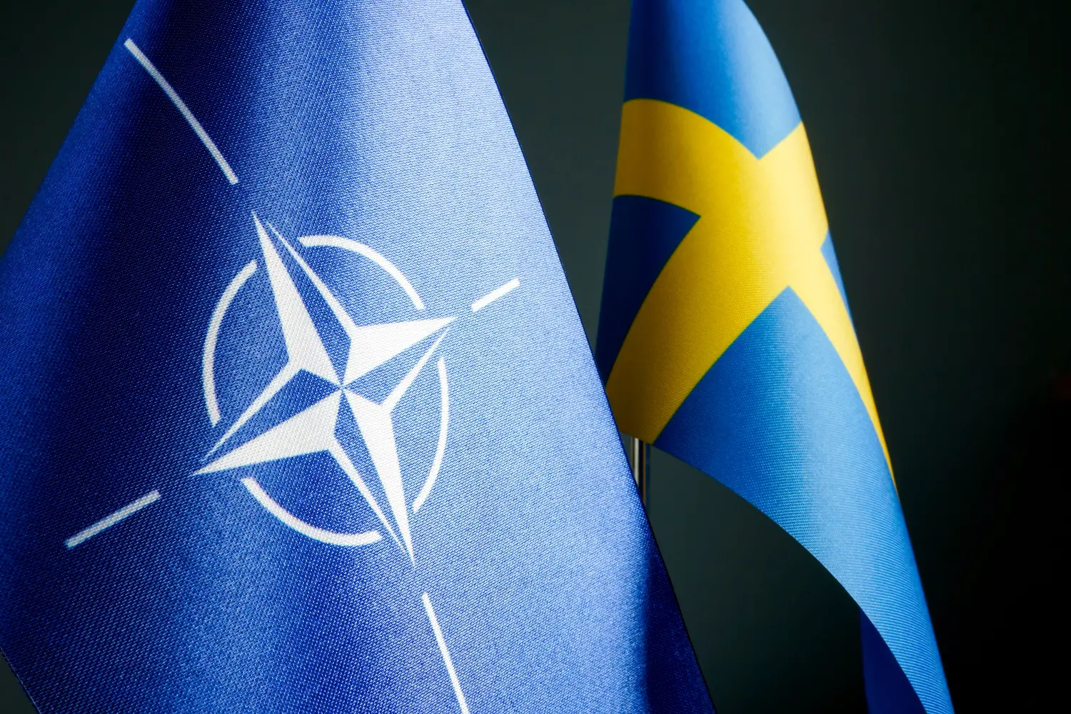 Nato och Sveriges flaggor.