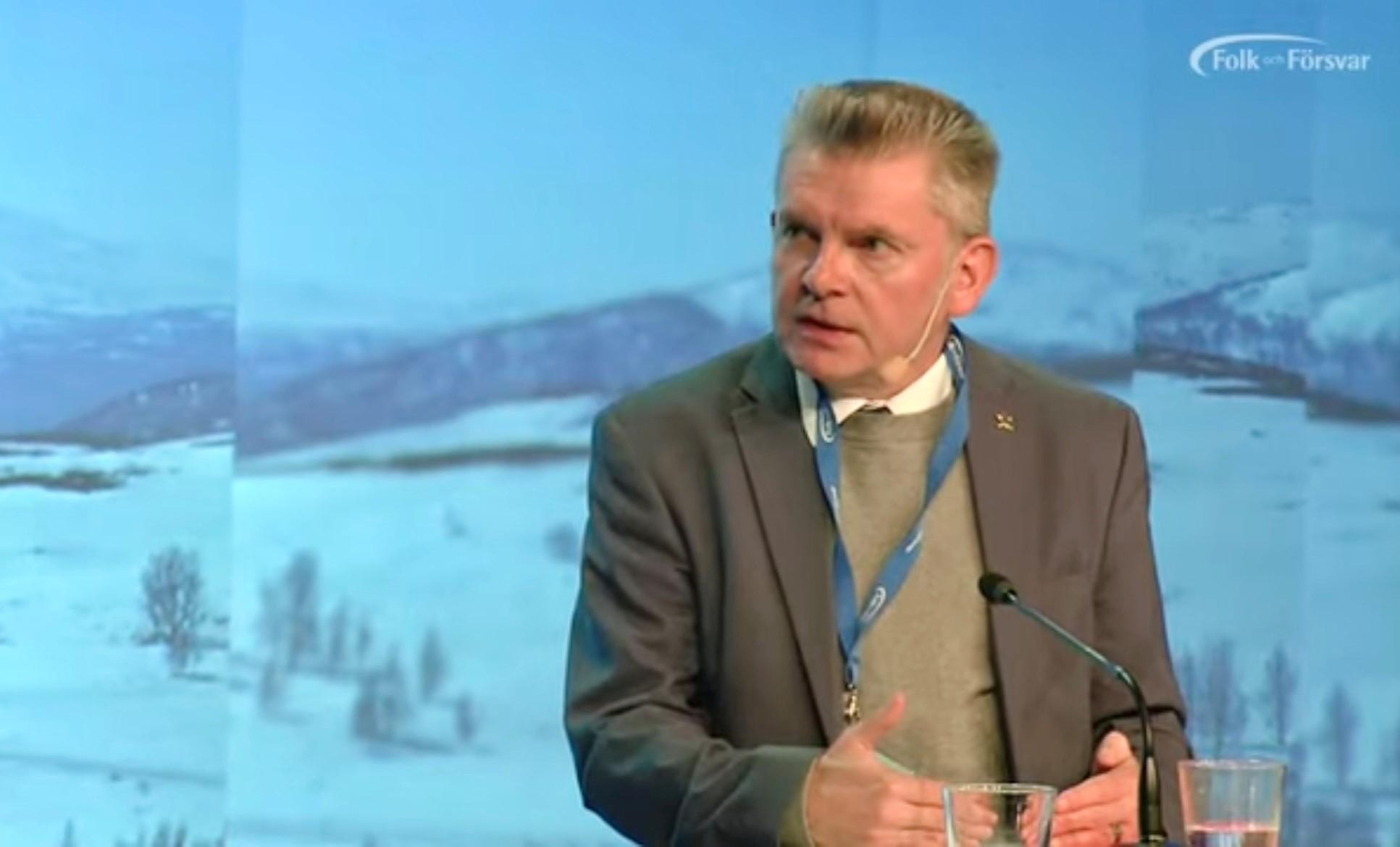 Magnus Hjort står på scenen under Folk och Försvars rikskonferens i Sälen.